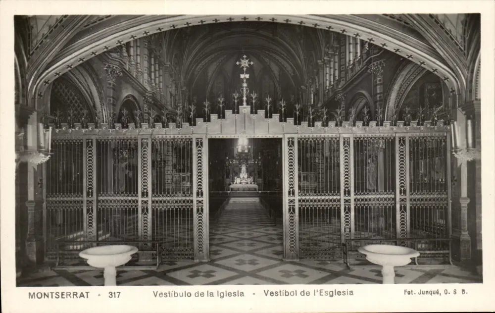 Montserrat — Vestíbulo da Igreja — Fot. Junqué, O. S. B. - Frente