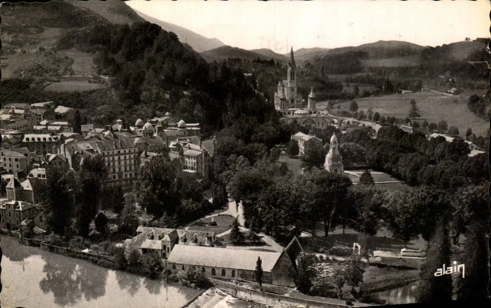 Lourdes — La Basilique et les chutes du Gave — éditeur Alain, n° 104 - Recto