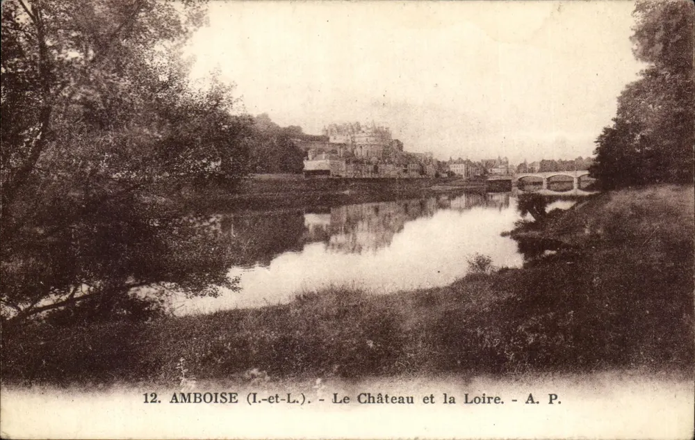 Amboise (I.-et-L.) — O Castelo e o Rio Loire — A. P. - Frente