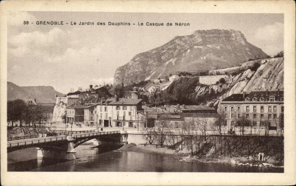 Grenoble - Der Garten der Dauphins - Der Helm Neros - Vorderseite