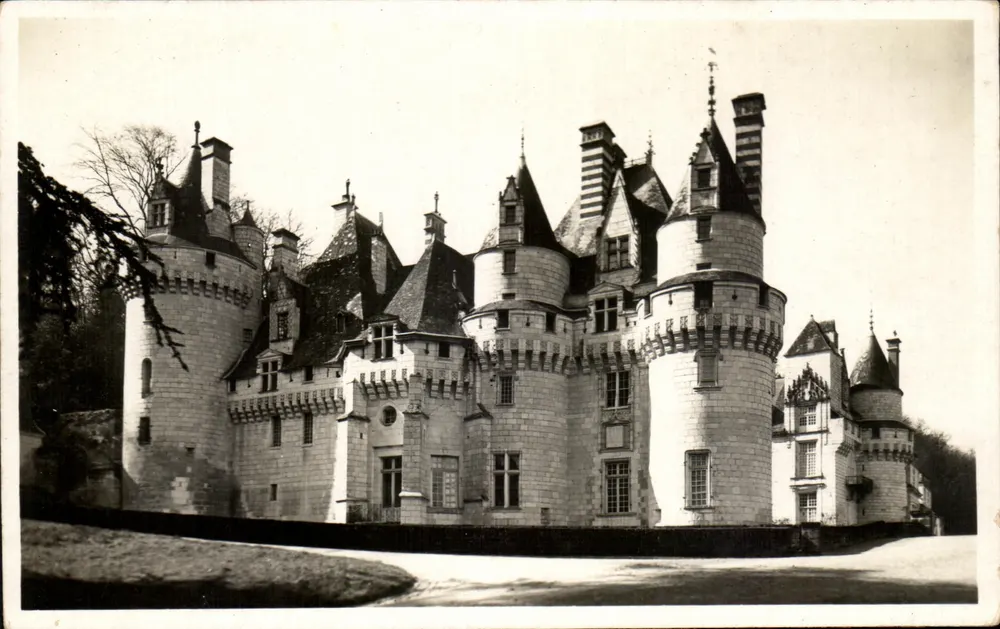 Rigny-Usse — O Castelo dos séculos XVI e XVII — Torre cilíndrica do século XVII — Edição Studio Lefroid, Tours - Frente