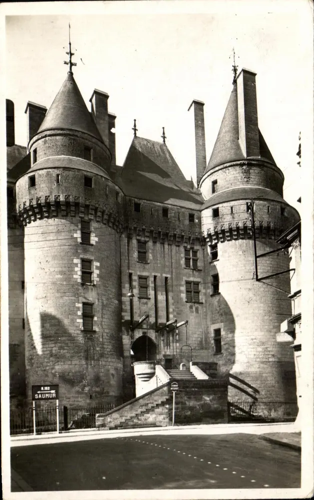 Castelo de Langeais — Entrada do Castelo — Construído sob Luís XI — Edição Studio Lefroid, Tours - Frente