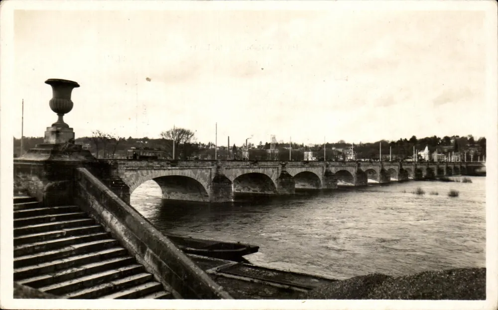 Tours — O Ponte Wilson sobre a Loire — Edição Studio Lefrold, Tours - Frente