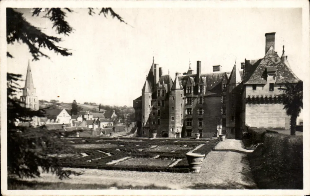 Langeais — Das militärische Architektur-Schloss des 15. Jahrhunderts und der Turm der Kirche des 12. Jahrhunderts — Edition Studio Lefroid, Tours - Vorderseite
