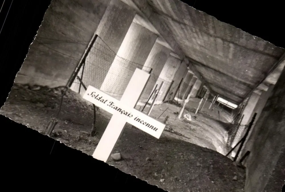 Soldado Francês desconhecido — Trincheira das Baionetas, Douaumont — Édit. La Ciqogne, André Talleyrand - Frente