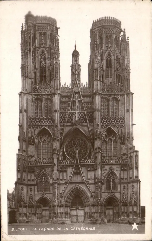 Toul — A fachada da catedral — Editor Etoile, Paris - Frente