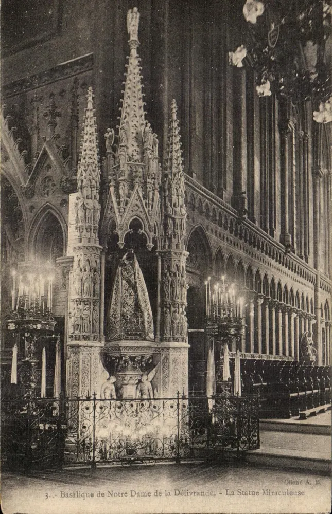 Basilika Notre Dame de la Délivrande — Die Wunderstatue — Cliehê A. E. - Vorderseite