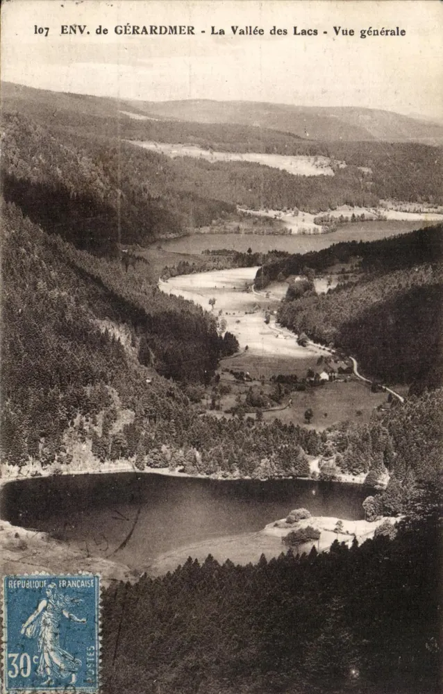 ENV. de GÉRARDMER - La Vallée des Lacs - Allgemeine Ansicht — Verlag: République Française, n° 107 - Vorderseite