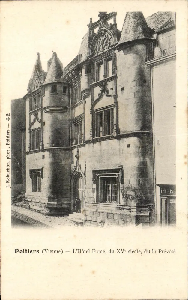 Poitiers (Vienne) — Das Hotel Fumé, aus dem 15. Jahrhundert, genannt die Prévôté — J. Robuchon, Foto. Poitiers — 42 - Vorderseite