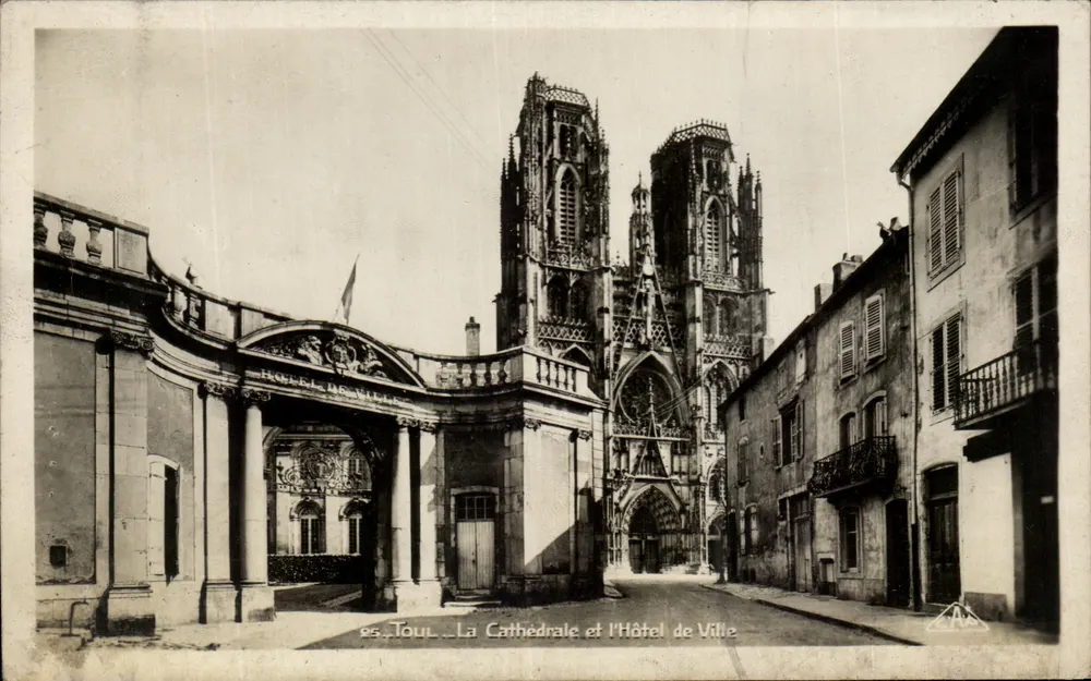 Toul — Die Kathedrale und das Rathaus - Vorderseite