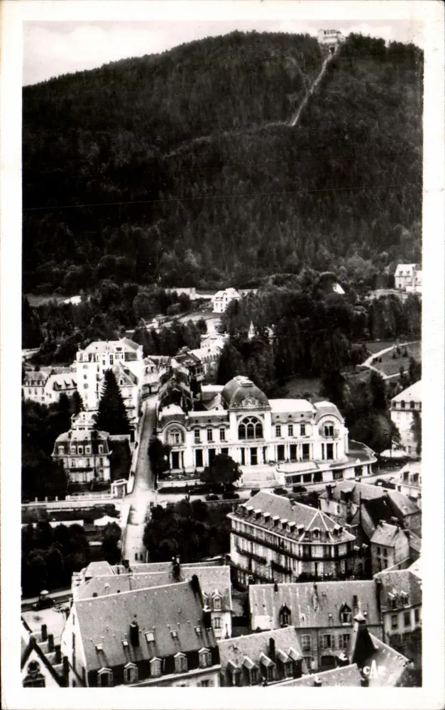 La Bourboule — Ansicht des Casinos und des Plateaus de Charlannes — REAL-PHOTO C.A.P. (50) - Vorderseite