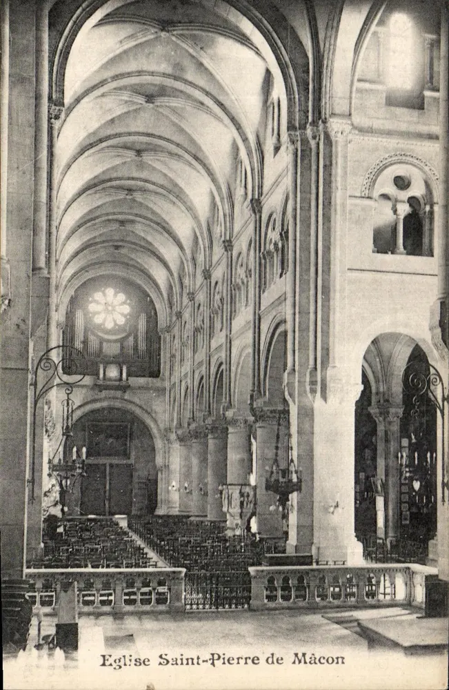 Interior da Igreja de São Pedro de Mâcon — vista da nave e da roseira — editor Romand Mâcon - Frente