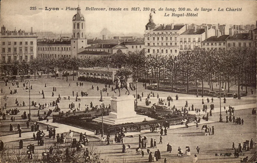Lyon - Place Bellecour — traçada em 1617, 310 m. de comprimento, 200 m. de largura — La Charité, Le Royal-Hôtel - Frente