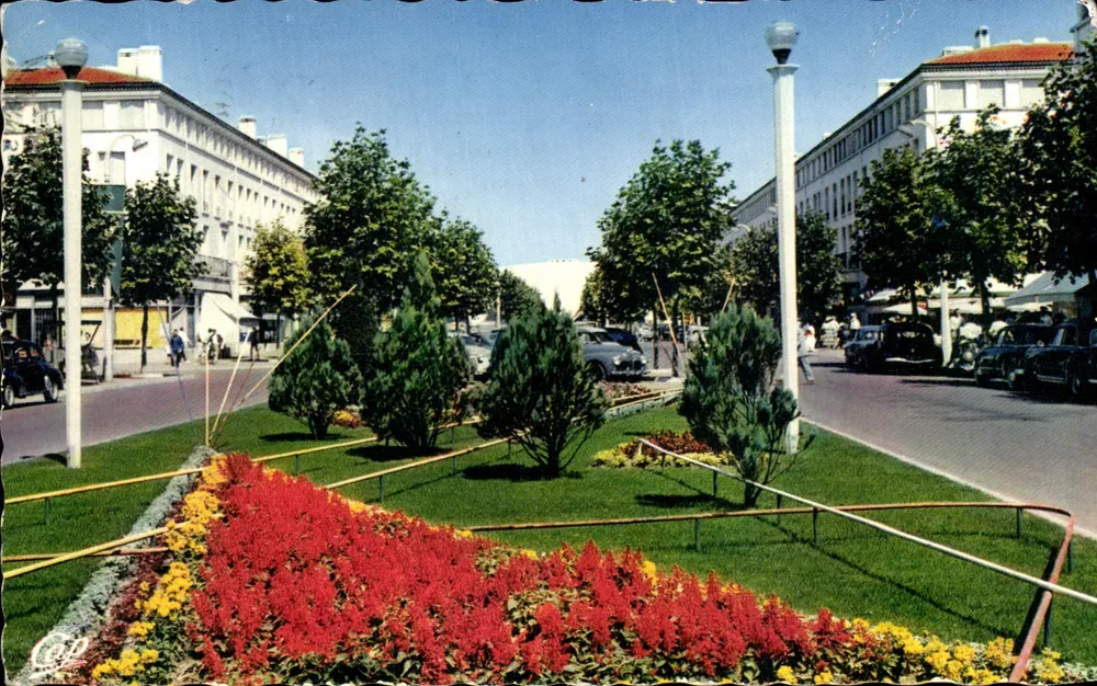 Place do 18 Juillet em Royan — vista da praça com jardim central — editada por A. Briand - Frente