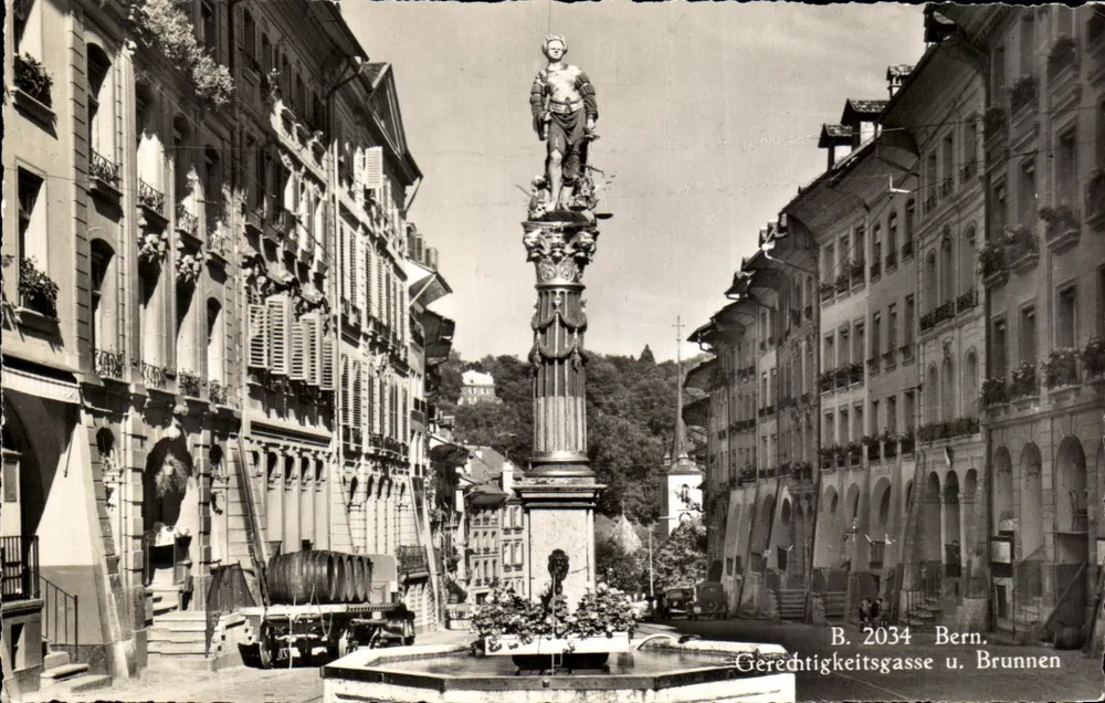 Bern - Gerechtigkeitsgasse und Brunnen — Statue der Gerechtigkeit — Verlag A. Ebner, Schönbühl Bern, Nr. B.2034 - Vorderseite