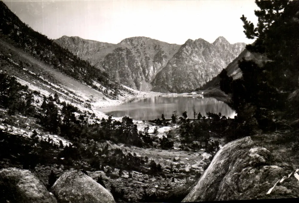 O lago de Gaube — Altitude 1800 m. — Edições OVE, Rau (B.-P.) — N° 1592 - Frente