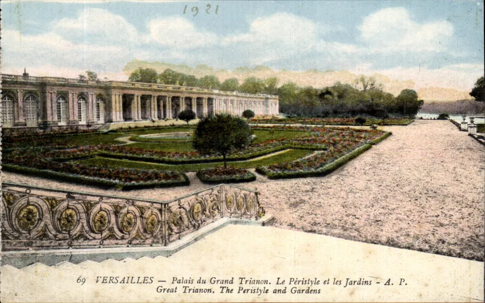 Versailles — Schloss des Grand Trianon. Der Portikus und die Gärten — A. P. - Vorderseite