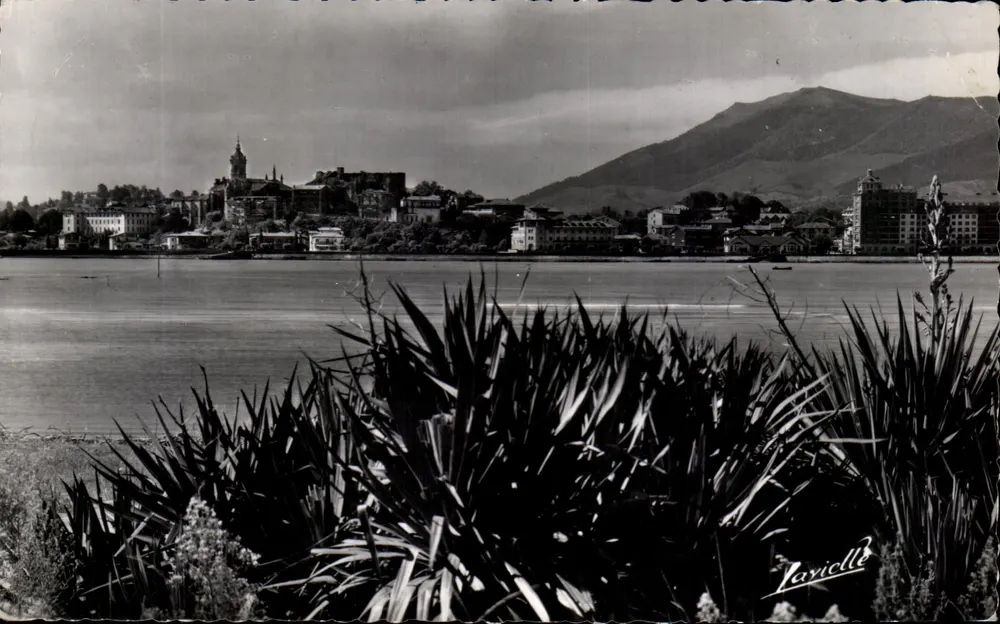 Vista de Fontarabie (Espanha) — L. Lavicelle, P. 1235 - Frente