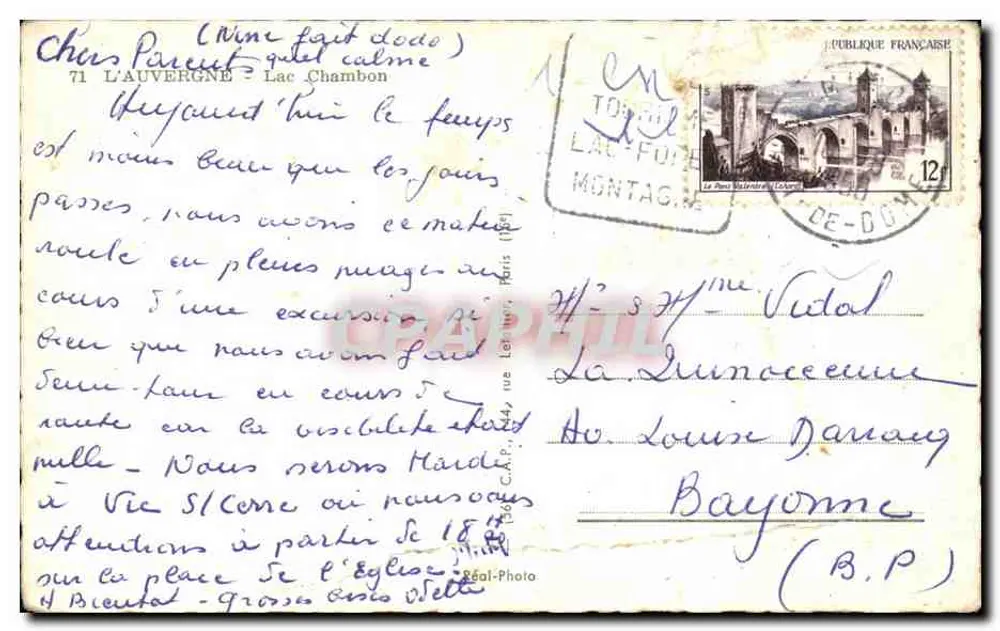 Lac Chambon — vue du lac avec des bateaux et des montagnes en arrière-plan — éditeur C.A.P. (imprimé en bas à droite) - Achterkant