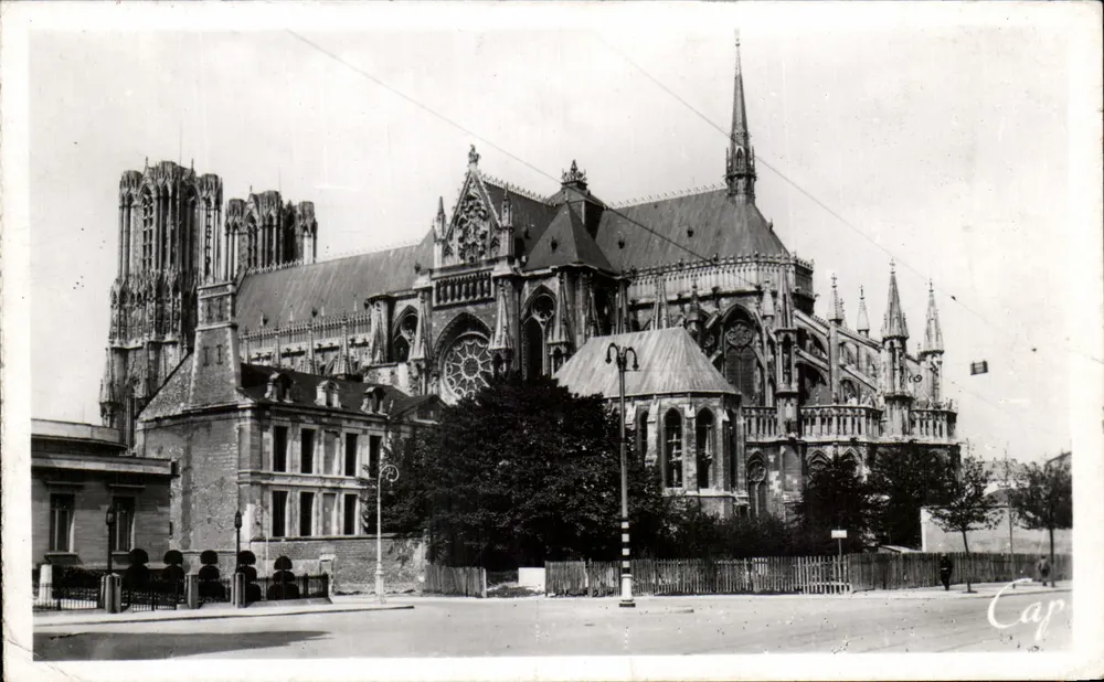 Reims — Praça Carnégie e a Catedral — C.A.P. Paris - Frente