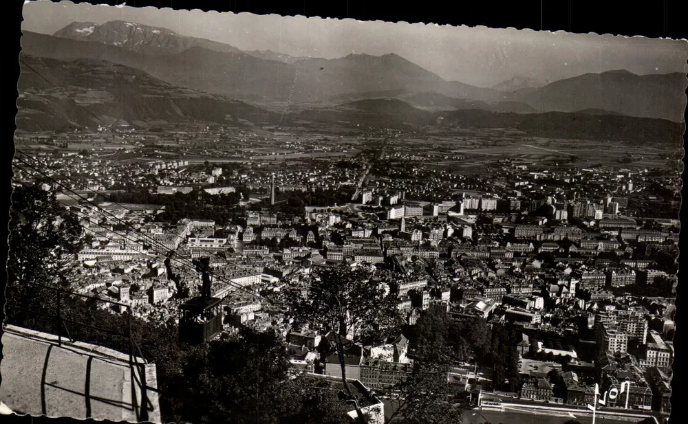 Grenoble (Isère) — Vista geral tirada da Bastilha — Éditions d'Art Bernard, n° B 388 - Frente