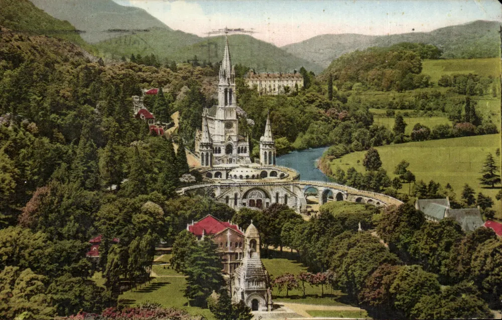 Lourdes — A Basílica e o Monumento Interallié — Cie des Arts Photographiques, Paris - Frente
