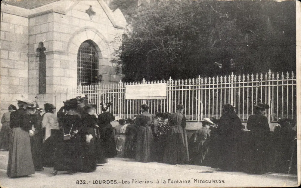 Lourdes — Pilger vor der Wunderquelle — Verlag Lourdes, n° 832 - Vorderseite