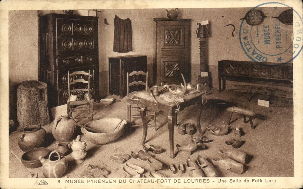 Pyrénées-Museum im Schloss Lourdes — Ein Folklore-Raum - Vorderseite