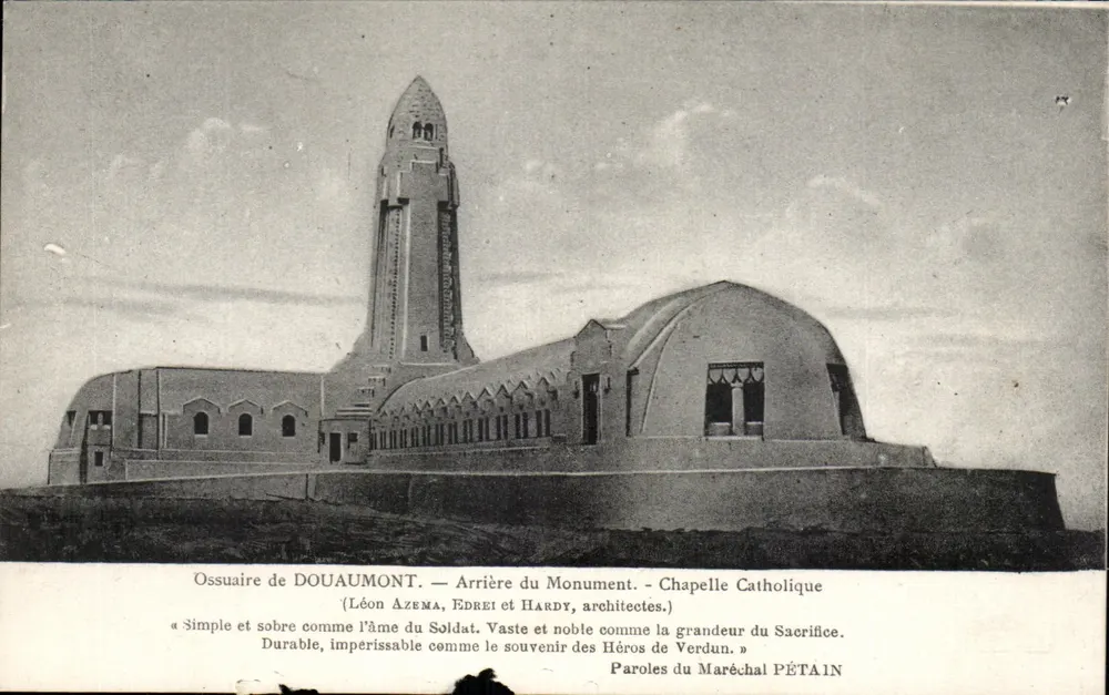 Ossuaire de Douaumont — Hintergrund des Denkmals - Katholische Kapelle — Léon Azema, Edrei und Hardy, Architekten - Vorderseite