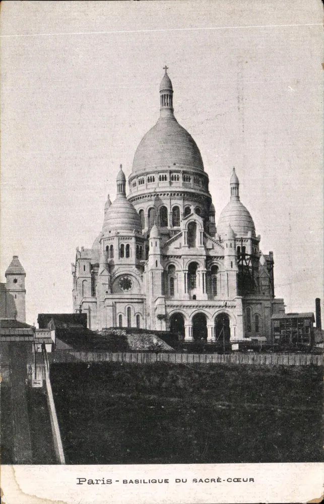 Paris - Basilika des Heiligen Herzens — Ansicht der Fassade und des Doms - Vorderseite