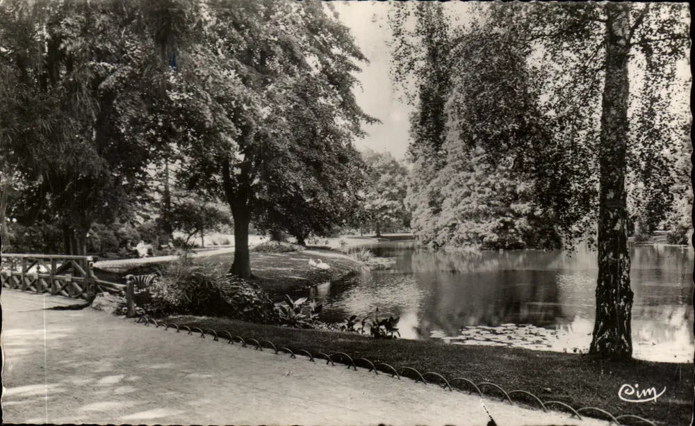 Jardim das Prébendas de Orléans — vista do lago com pontão e cisnes — editor Cim - Frente