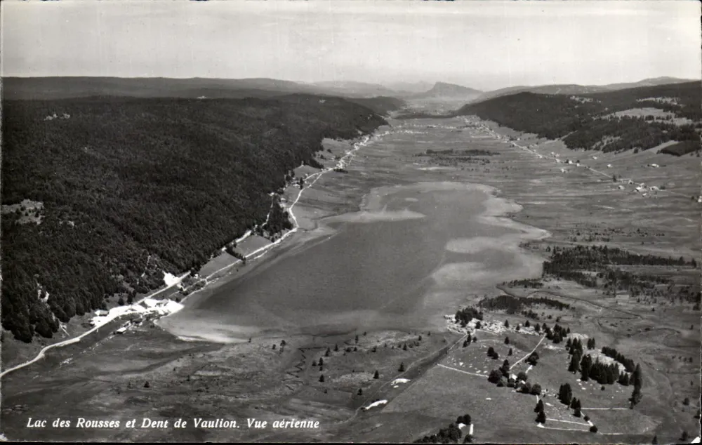 Lac des Rousses und Dent de Vaulion — Luftbild — Photo-Édition A. DERIAZ, Baulmes - Vorderseite