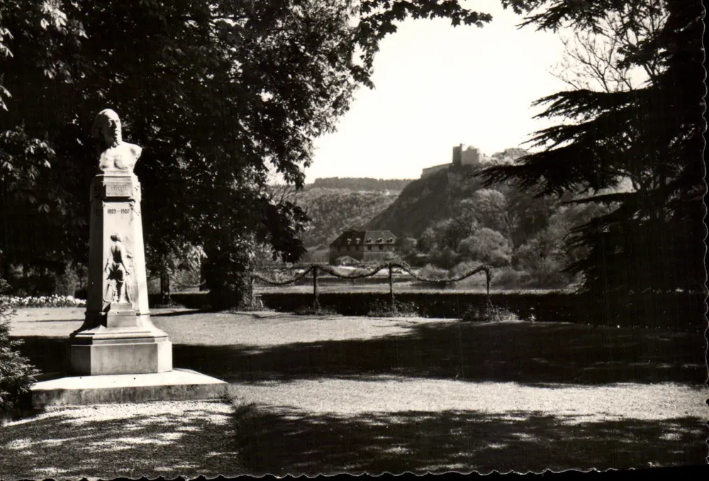 BESANÇON (Doubs) — Promenade Micaud — Busto de L. Lirquet 1889-1907 - Frente