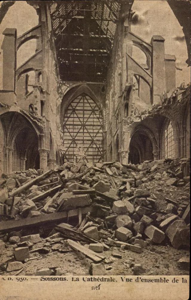 Soissons — A Catedral. Vista geral da nave — C.B. 950 - Frente
