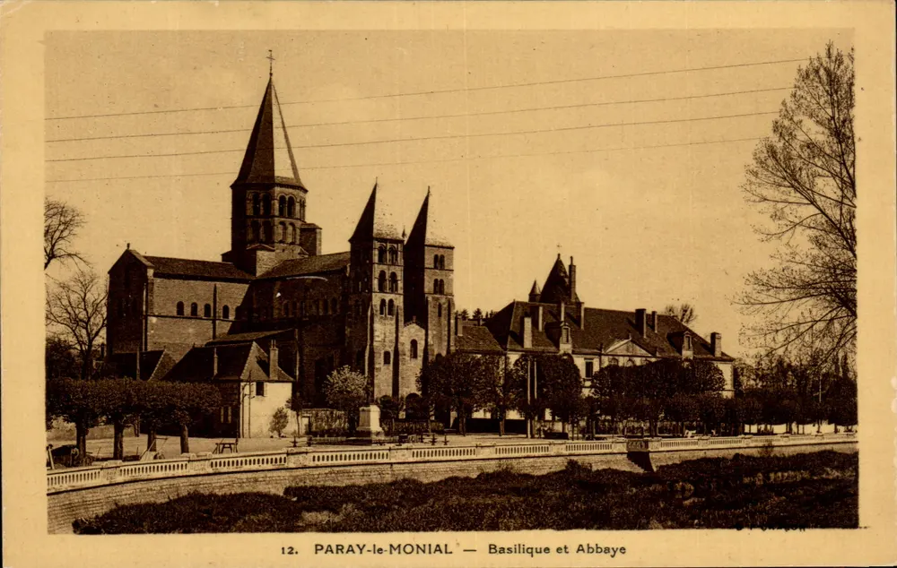 Paray-le-Monial — Basílica e Abadia - Frente