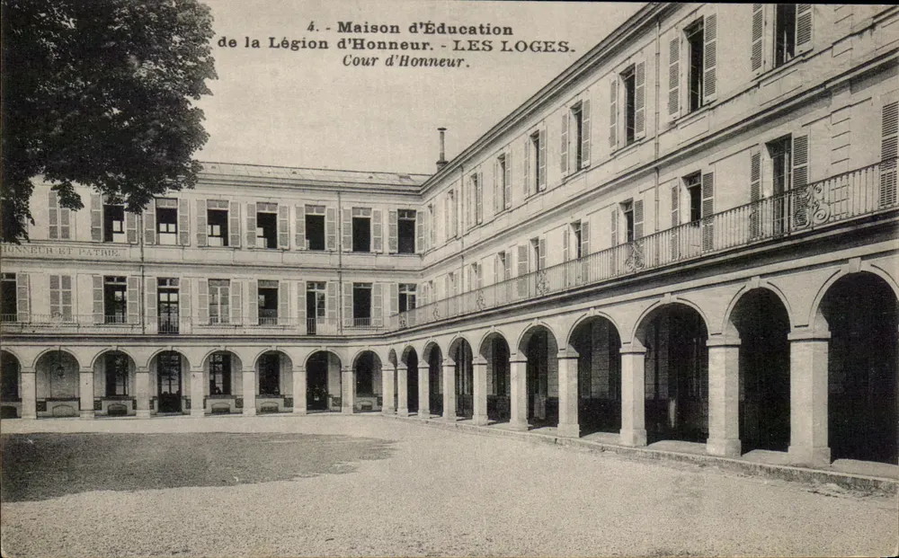 Bildungshaus der Ehrenlegion — Cour d'Honneur — Les Loges - Vorderseite