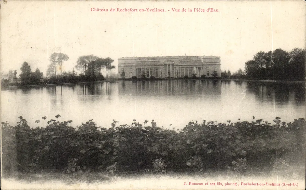 Schloss Rochefort-en-Yvelines — Ansicht der Wasserstelle — J. Rumeau et ses fils, photog., Rochefort-en-Yvelines (S.-et-O.) - Vorderseite
