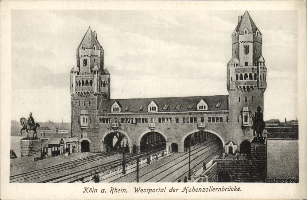 Köln am Rhein — Westportal der Hohenzollernbrücke — 440 - Vorderseite