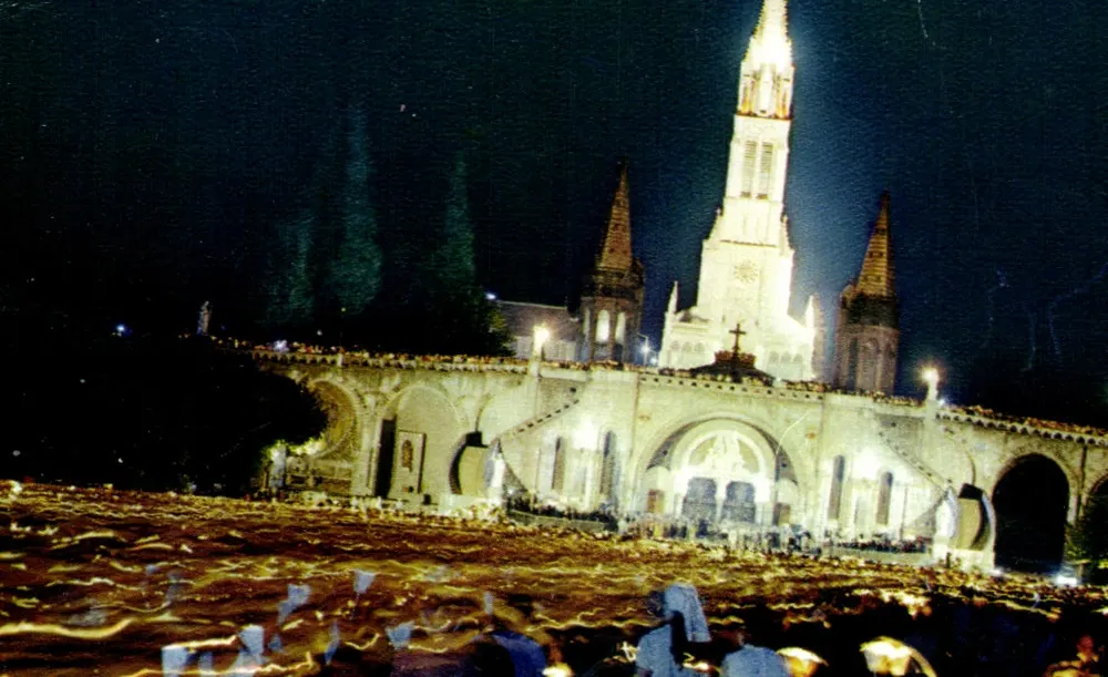 Basilika von Lourdes — Prozession mit Fackeln — Verlag A. Doucet, pl. Peyramale - Vorderseite