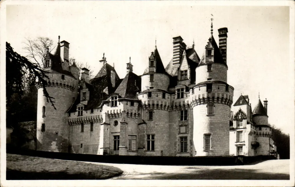 Rigny-Usse — O Castelo dos séculos XVI e XVII — Torre cilíndrica do século XVII — Edição Studio Lefroid, Tours - Frente