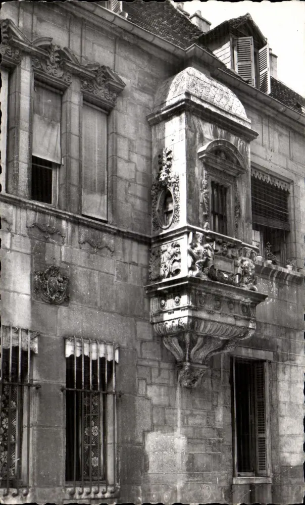 Fachada de um prédio histórico em Dijon — balcão esculturado — Edição E. PROTET - Frente
