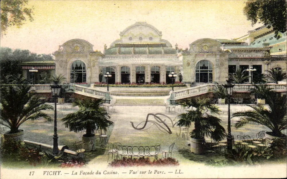 Vichy — Die Fassade des Casinos — Ansicht auf den Park — LL. — N° 17 - Vorderseite