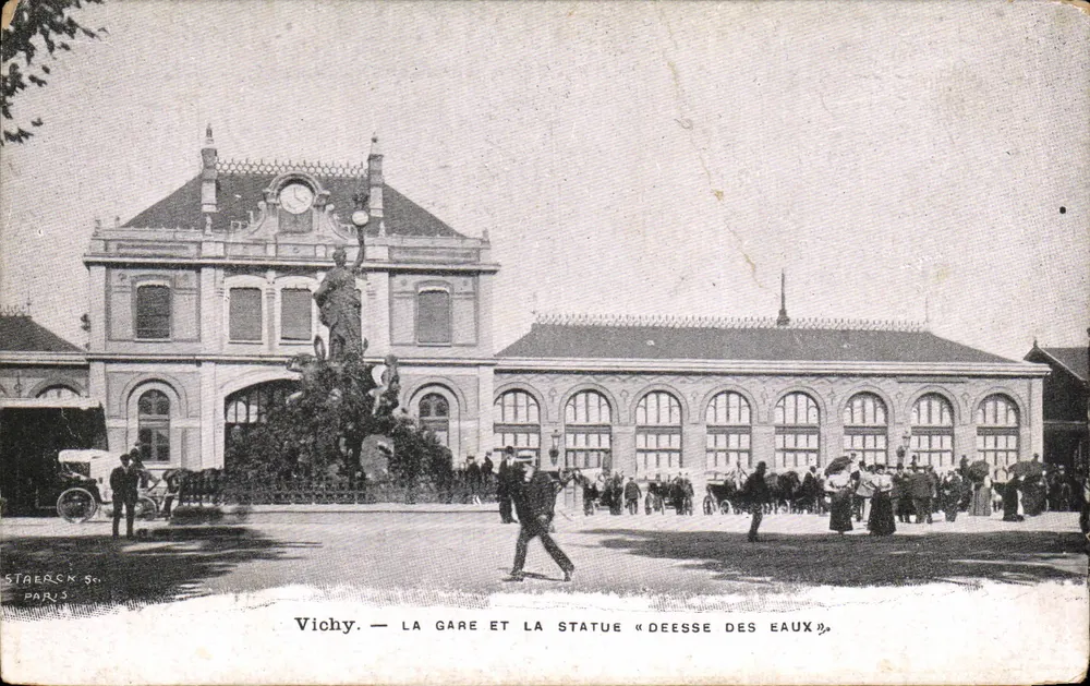 Vichy — La gare et la statue « Deesse des Eaux » — éditeur STAECK & Cie, PARIS - Recto