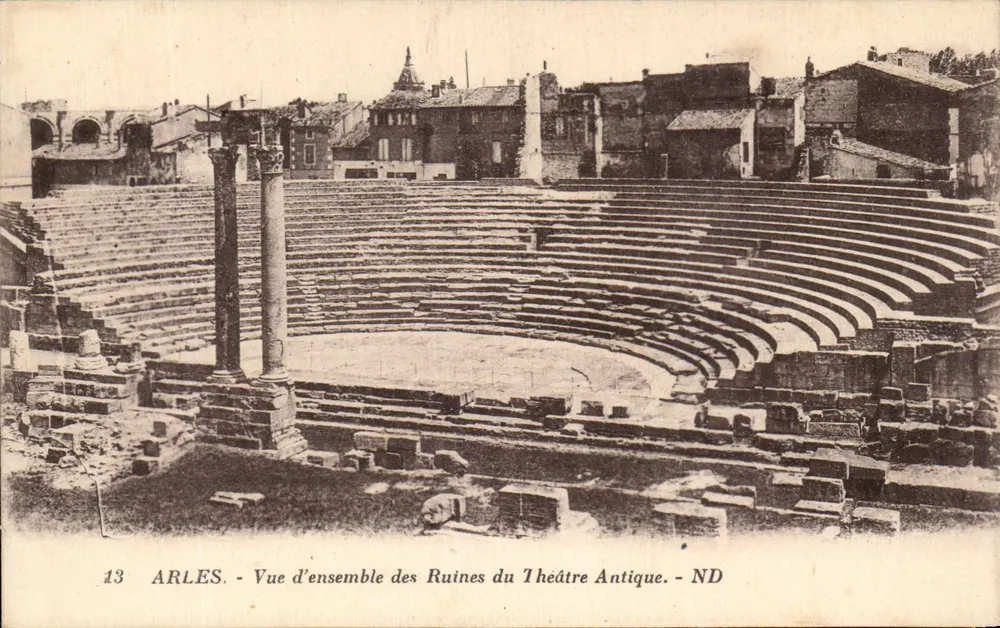 Arles — Panoramablick auf die Ruinen des antiken Theaters — ND - Vorderseite