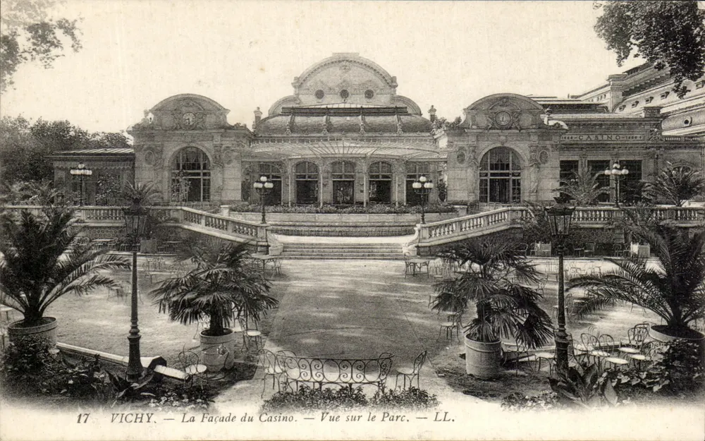 Vichy — Die Fassade des Casinos — Blick auf den Park — LL. - Vorderseite