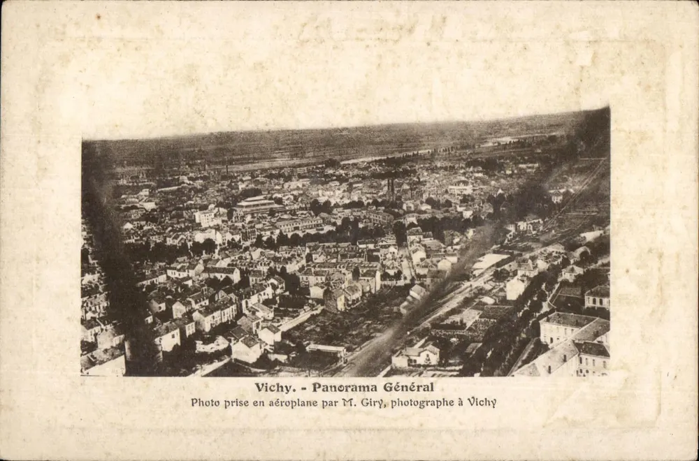 Vichy — Panorama Generale — Foto scattata in aereo da M. Giry, fotografo a Vichy - Recto