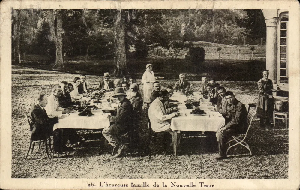 L'heureuse famille de la Nouvelle Terre — repas en plein air devant un bâtiment, éditeur non visible, n° 26 - Vorderseite