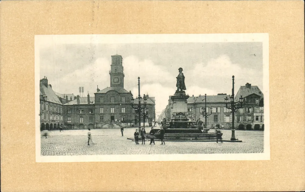 Place du Marché — Place publique avec fontaine monumentale et édifice à tour — Éditeur : 'BAR ANGLOIS' (imprimé en bas à droite du cadre) - Frente