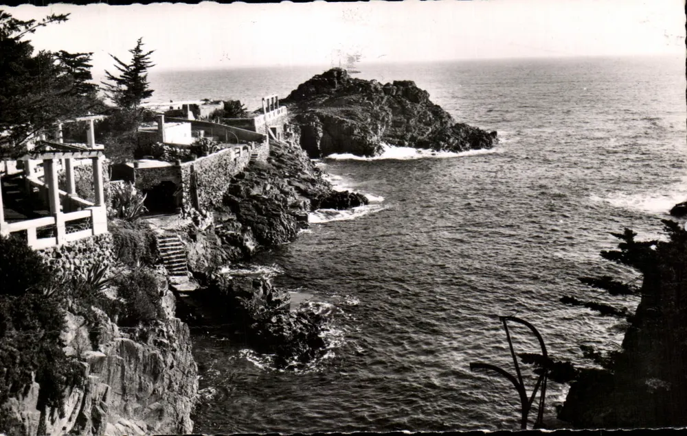 Küstenblick — Felsen und Gebäude — Touring International Photo, Nr. 5065 - Vorderseite