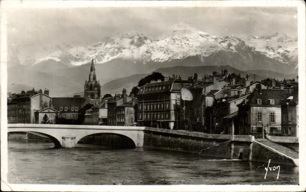 Grenoble (Isère) — Die Ufer der Isère und die schneebedeckten Alpen — Art Editions 'YVON', Paris - Vorderseite